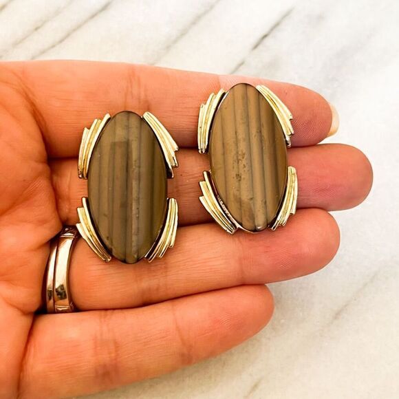 Vintage Faux Wood 1960s Clip On Earrings Brown Gold Toned Metal Unsigned - Picture 3 of 4